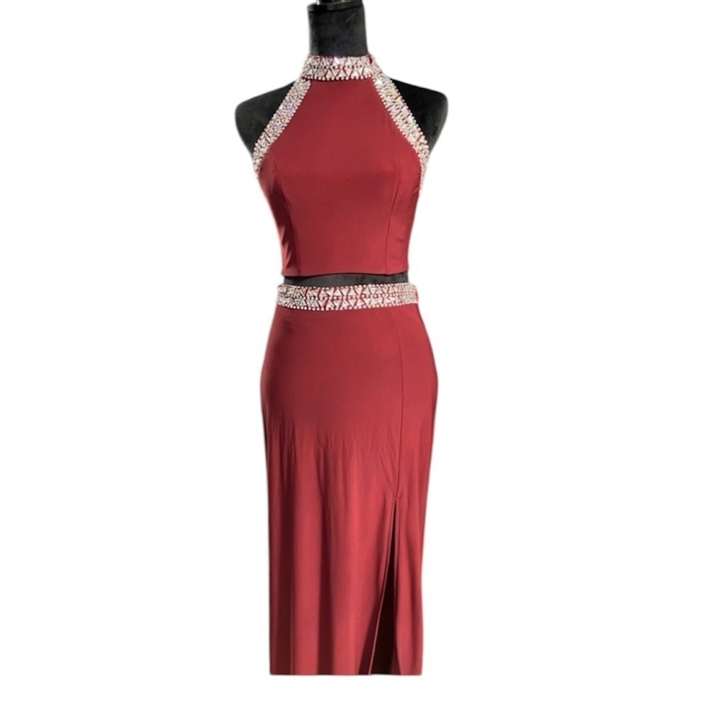 ❤️❤️EUC- GORGEOUS 2 PIECE BURGUNDY EVENING GOWN WITH EMBELLISHED ACCENTS. SZ 7